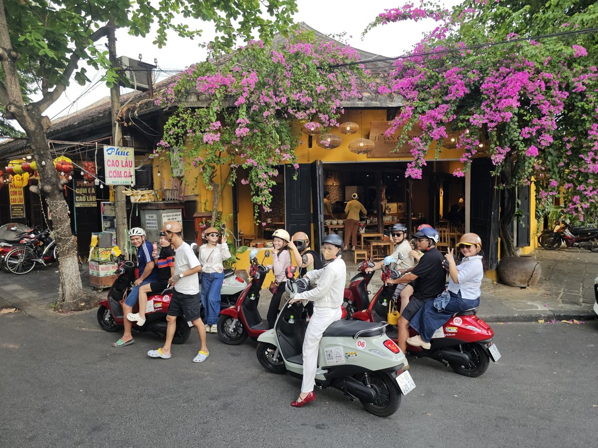 Đoàn khách thuê xe máy điện VinFast 2B check-in Chợ Hội An